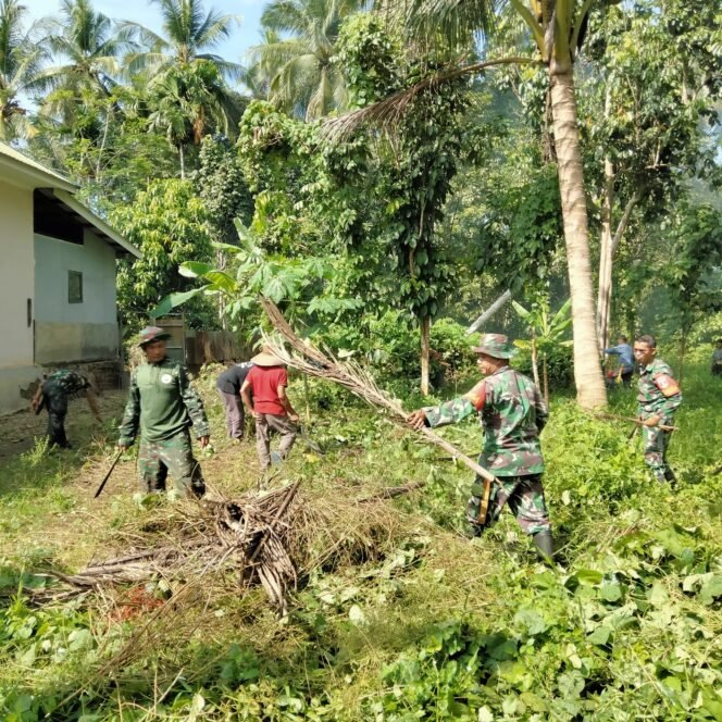 
					Mencegah Banjir dan Penyebaran Penyakit, Babinsa Koramil 1003-06/Simpur Gelar Gotong Royong Pembersihan Lingkungan