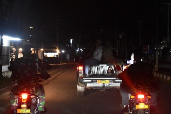 
Amankan Kota Merauke, Puluhan Personel TNI Turun Patroli Tengah Malam