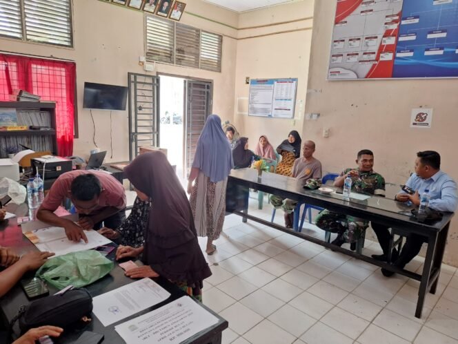 
Danpos Ramil Pasie Raya Dampingi Penyaluran BLT-DD Tahun 2025 di Desa Pasi Teubee