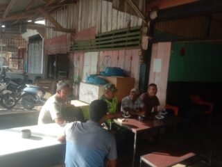 Babinsa Ciptakan Keakraban dengan Warga Binaan Melalui Komsos