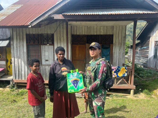 
					Kebersamaan dan Kepedulian: Satgas Yonif 614/RJP Berbagi Pakaian kepada Warga Balingga