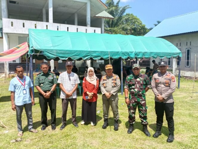 
					Danramil dan Pos Ramil Darul Hikmah Pantau Penghitungan Suara Pilchiksung Desa Cot Pange