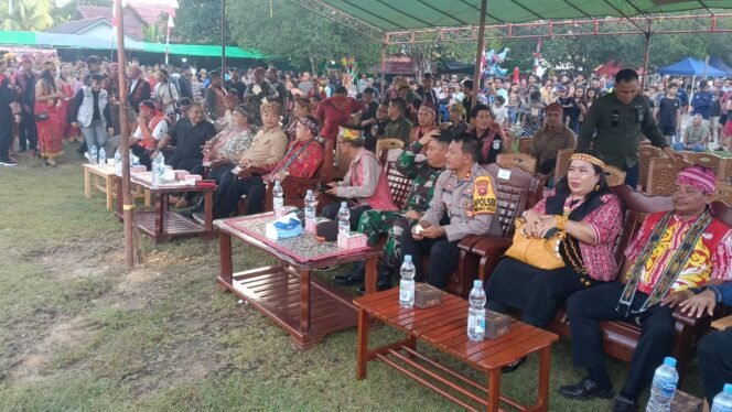 
Babinsa Simpang Hulu Hadiri Gawai Nyapat ke-14 di Balai Pinang