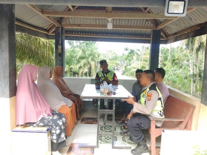 
					Babinsa Koramil 02/Woyla Dan Babinkamtibmas, Gerak Cepat Atasi Permasalahan Sosial di Masyarakat Desa Yang Ada Di Wilayah Binaann