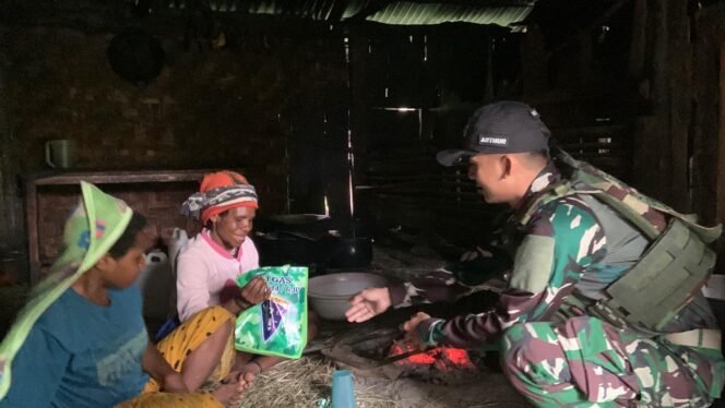 
Bantuan Sembako dari Satgas Yonif 614/RJP untuk Warga Kampung Bugumbak