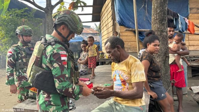 
					Membangun Kepercayaan: Satgas Yonif 614/RJP Gelar Pengobatan Gratis di Honai-Honai