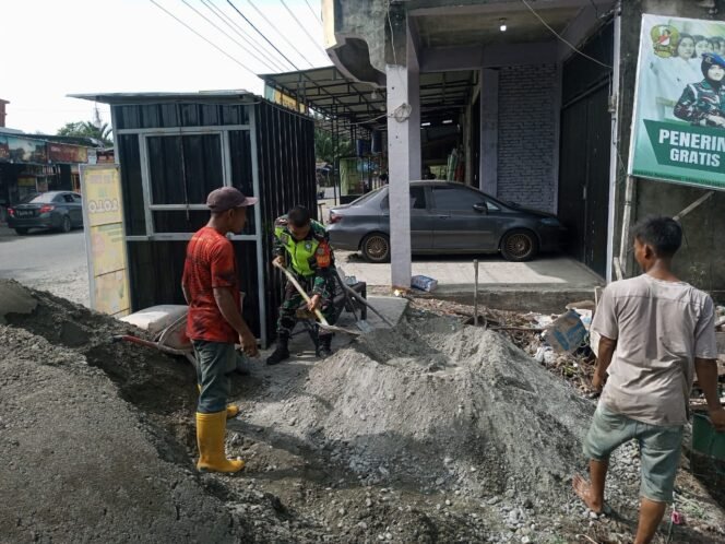 
					Iklas dan Penuh Semangat, Babinsa posramil 06/Bubon Bantu Tukang Mengaduk Semen untuk Percepatan Pembangunan