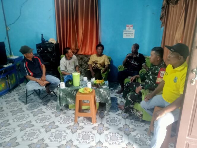 
					Babinsa Aktif Laksanakan Komsos, Wujudkan Hubungan Harmonis dengan Warga