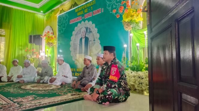 
Babinsa 1004-08/PLU Hadiri Haul Pertama Abah Guru Udin di Desa Gunung Ulin