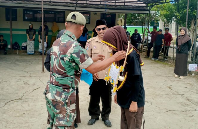 
Membentuk Karakter Disiplin Siswa-Siswi, Babinsa Koramil 1003-06/Simpur Berikan Materi PBB