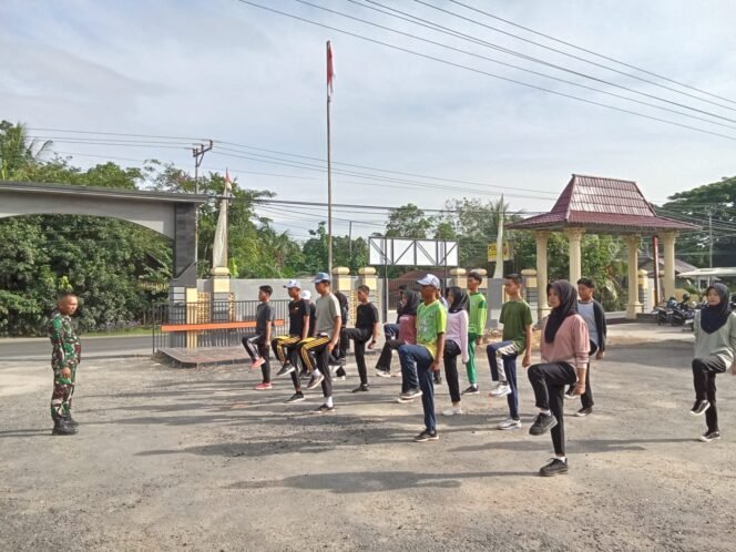 
					Tanamkan Nasionalisme, Babinsa Koramil 1010-03/Tapin Selatan Beri Pelatihan PBB