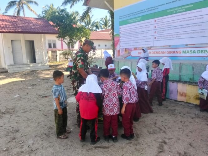 
					Babinsa Koramil 05/Panga Dorong Minat Baca Siswa Melalui Program Motor Pintar