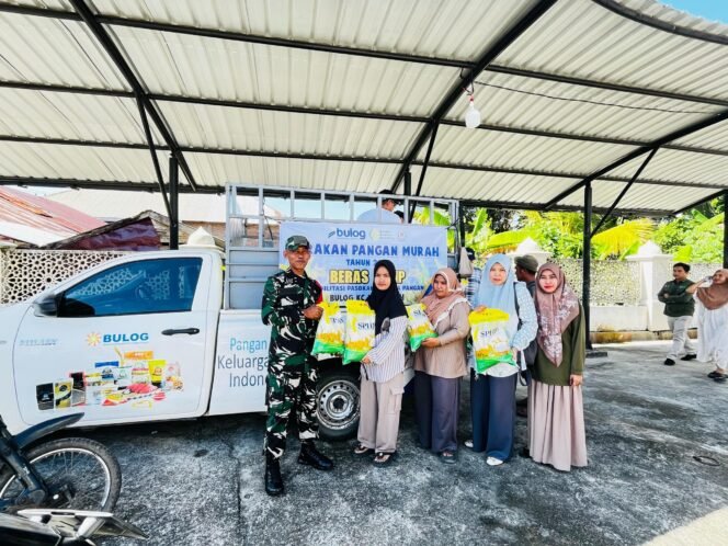 
Babinsa Koramil 07/Johan Pahlawan Dampingi Pihak Bulog Aceh Barat dalam Kegiatan Pasar Murah di Desa Leuhan