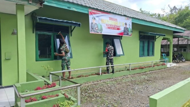 
					Gotong Royong Koramil 1001-04/Batumandi: Mewujudkan Lingkungan Kerja yang Nyaman dan Asri