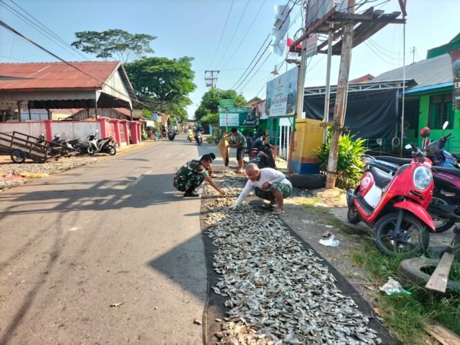 
Babinsa Danau Panggang: Komsos sebagai Sarana Silaturahmi dan Pencarian Informasi