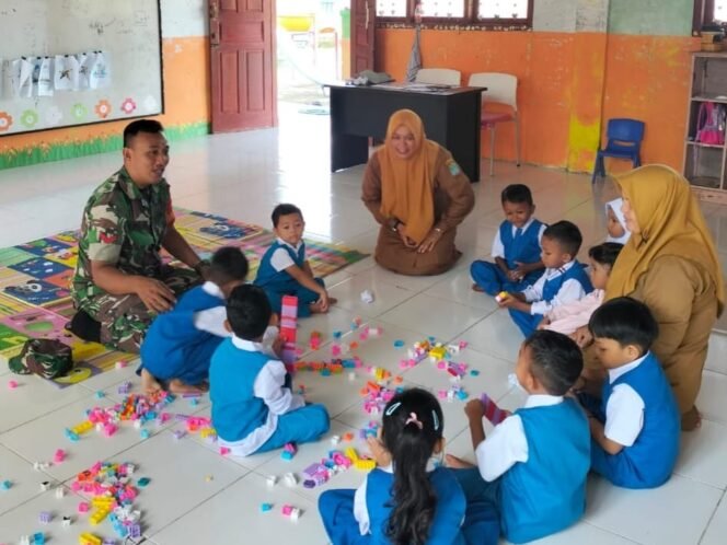 
					Babinsa Koramil 05/Panga Dampingi Anak TK, Bangun Semangat Belajar Sejak Dini