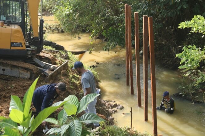 
					TMMD Ke-125: Tiang Pancang Jembatan TMMD Kodim 0909 Kutai Timur Dipasang