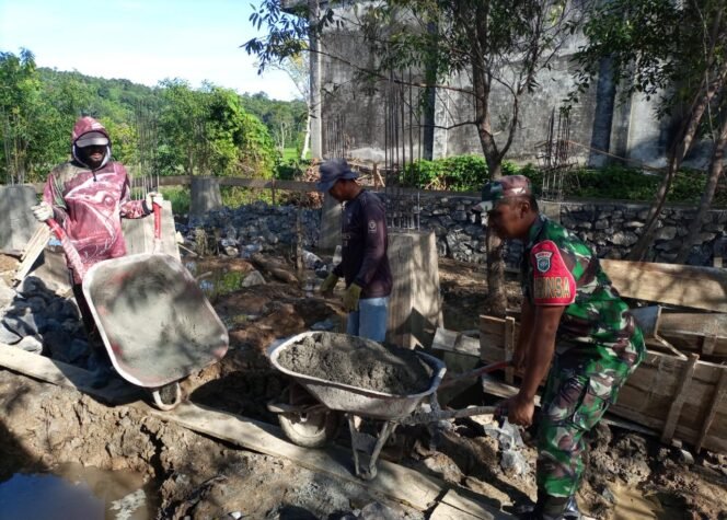 
Babinsa Jaya Aktif Bantu Warga, Pererat Kebersamaan Melalui Karya Bakti Pembangunan Rumah
