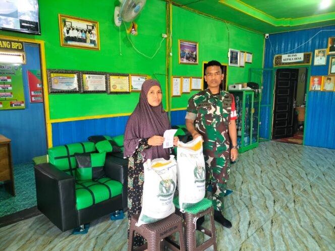 
Babinsa Pastikan Bantuan Beras dari Pemerintah Tepat Sasaran dan Lancar