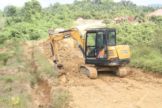 
					Pengerasan Jalan TMMD Berjalan Cepat dengan Bantuan Alat Berat