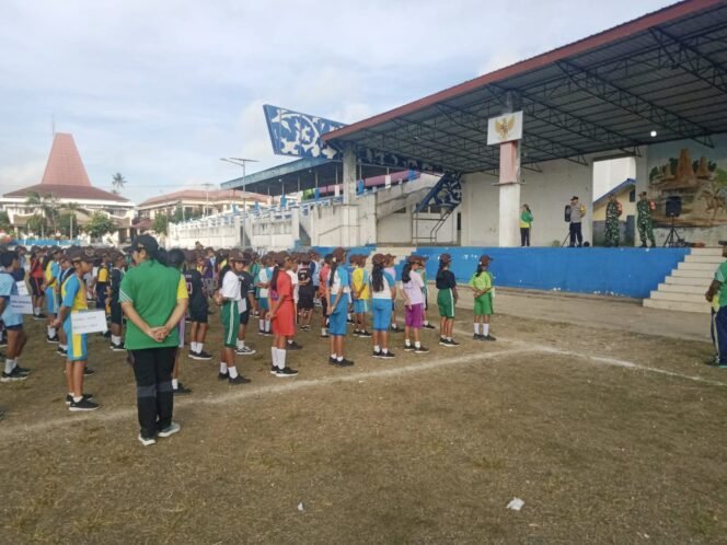 
TNI-Polri Sinergi Berikan Materi PBB dalam Kegiatan MPLS di SMP Kristen Waikabubak