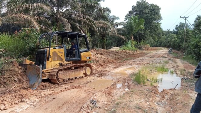 
					Hari Kedua TMMD Reguler ke-125 Kodim 1017/Lmd, Pembuatan Galian Drainase dan Saluran Air di Desa Batu Kotam Terus Dikebut
