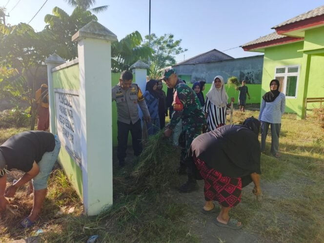 
					Babinsa Koramil 1426-04/Galesong, Ajak Warga Gotong Royong Bersihkan Lingkungan