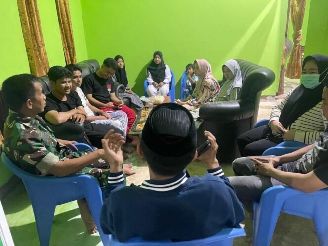 
					Babinsa Koramil 1426-03/Galut, Komsos Dengan Mahasiswa KKN di Wilayah Binaan