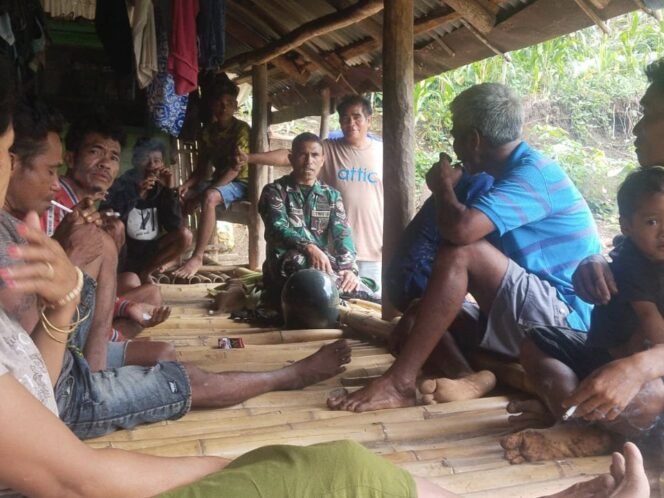 
					Babinsa Komsos dengan Warga Desa Umbu Riri, Perkuat Kedekatan dan Keamanan Wilayah