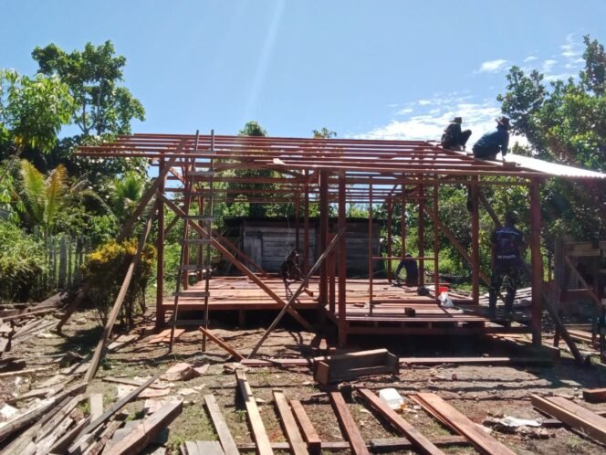 
					Panas Terik Tak Surutkan Semangat Satgas TMMD Bangun RTLH di Kampung Manunggal Jaya