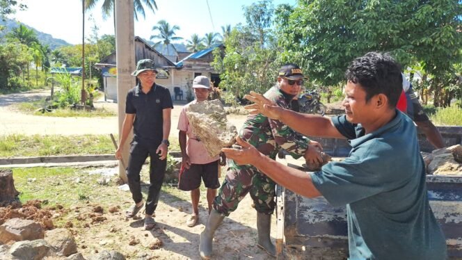 
					Walau Di Bawah Terik Matahari, Semangat Anggota Satgas TMMD 125 Kodim 1417/Kdi Bersama Warga Tak Surut