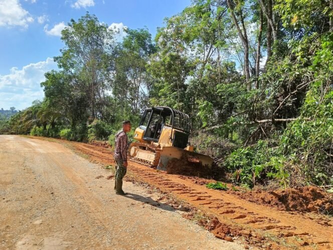 
Hari Minggu Bukan Penghalang, Praka Wahyu Tetap Dampingi Alat Berat di Lokasi TMMD Kodim 1017/Lmd