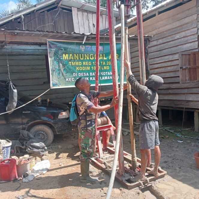 
TMMD Kodim 1017/Lmd: Sumur Bor Pertama di Kantor Desa Batu Kotam capai 75%, Warga Sambut Akses Air Bersih