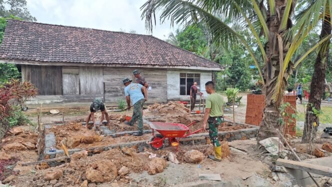 
Sinergi TNI dan Warga Bangun MCK, Wujud Nyata Gotong Royong di TMMD 125