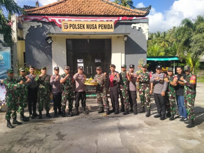 
					Sampaika Ucapan Hari Bhayangkara Ke 79, Koramil Nusa Penida Datangi Mapolsek Nusa Penida