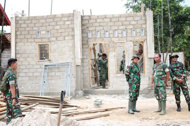 
					Dansatgas TMMD ke-125 Kodim 0426/Tulang Bawang Tinjau Progres Sasaran 2 RTLH di Kampung Moris Jaya