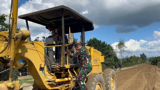 
					Tunjukkan Komitmen, Dansatgas TMMD 125 Turun Langsung Operasikan Alat Berat di Lokasi Jalan