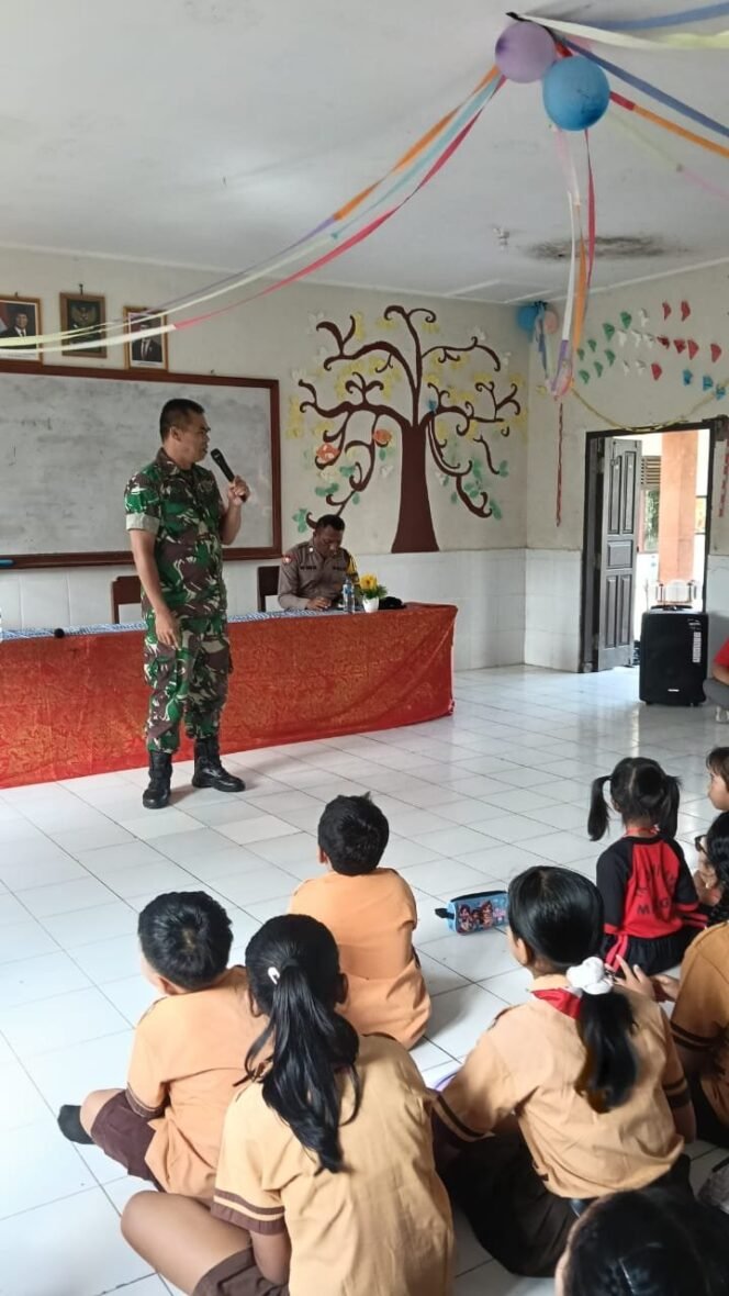 
					Tanamkan Cinta Tanah Air sejak Dini, Babinsa Berbagi Ilmu dengan Siswa