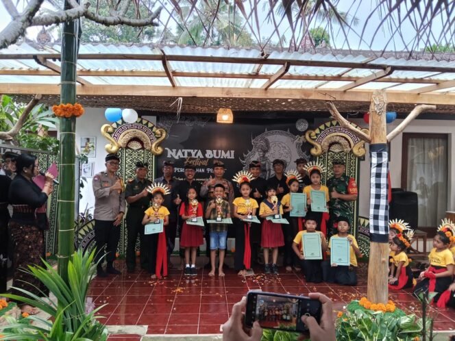 
Kapten Cke I Komang Gita Didampingi Babinsa Hadiri HUT Sanggar Natya Bumi