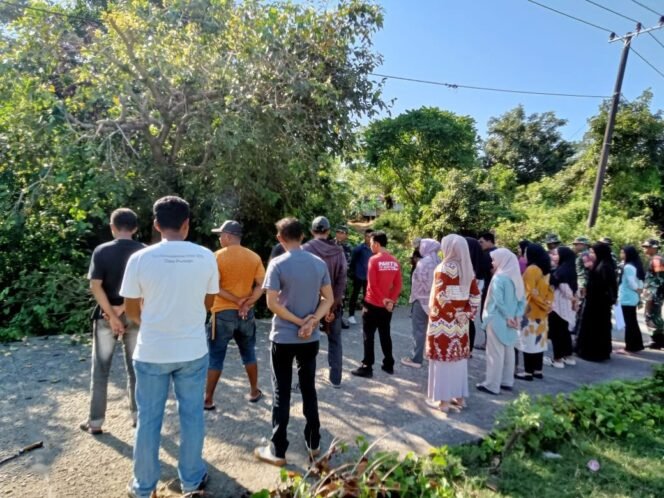 
					Jaga Kebersihan, Koramil 1426-05/Marbo Ajak Warga Kerja Bakti Bersihkan Pinggir Jalan