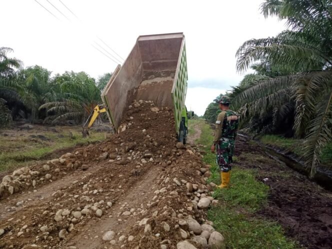 
					Dump Truck Terus Suplai Material Koral ke Lokasi TMMD di Desa Sumber Makmur
