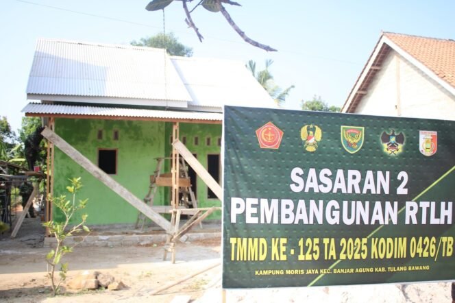 
					Satgas TMMD Ke-125 Kodim 0426/Tulang Bawang Cat Rumah RTLH di Kampung Moris Jaya