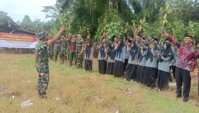 
					Hari ke-28 TMMD 125, Satgas Mukomuko Tanam Pohon di MTsN Sumber Makmur untuk Hijaukan Sekolah