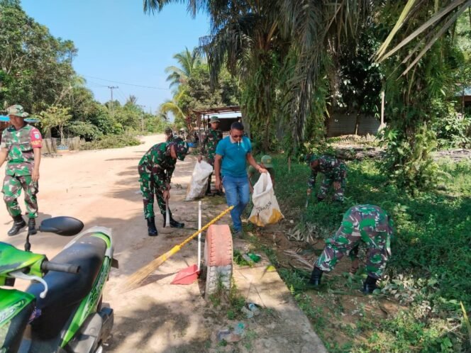 
					Satgas TMMD Reguler Ke-125 Kodim 1017/Lmd Bersama Warga Rapikan Jalan Desa dengan Pangkas Ranting