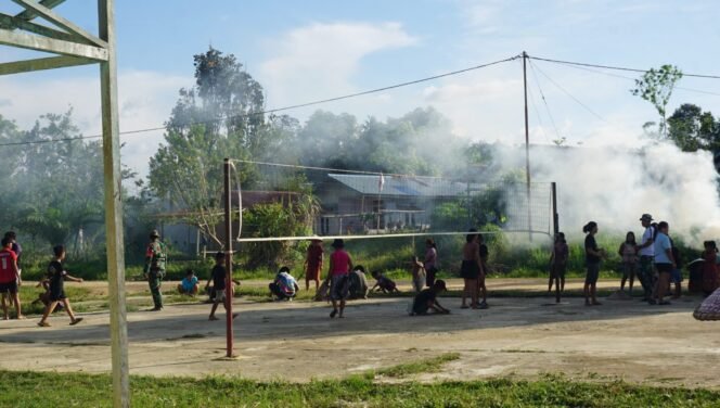 
					Satgas TMMD Kodim Sintang Turun ke Lapangan Bersama Warga, Bersihkan Fasilitas Umum