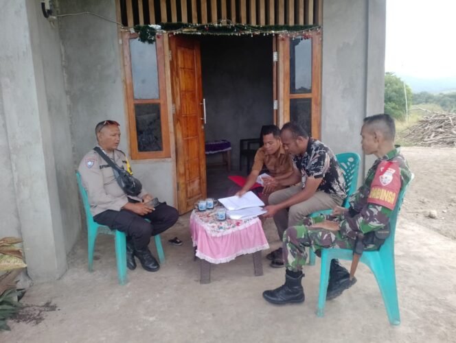 
Babinsa dan Bhabinkamtibmas Komsos dengan Warga di Desa Palamoko