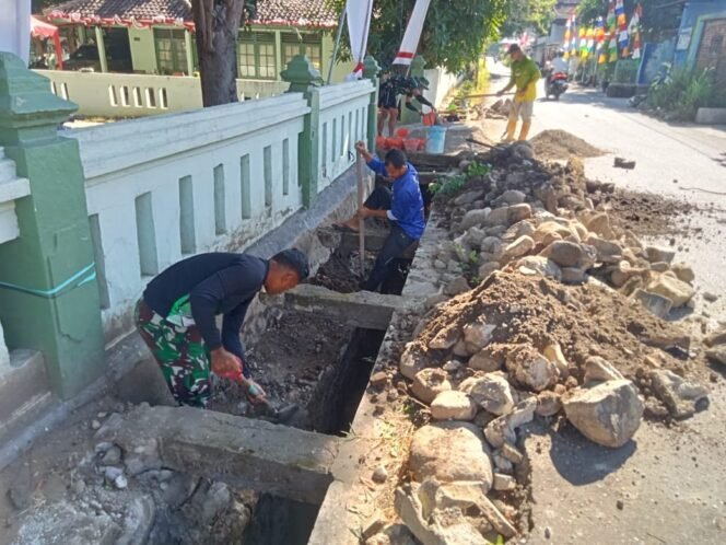 
Wujudkan Kemanunggalan, Satgas TMMD 125 Kodim Sumbawa dan Warga Uma Sima Gotong Royong Benahi Drainase