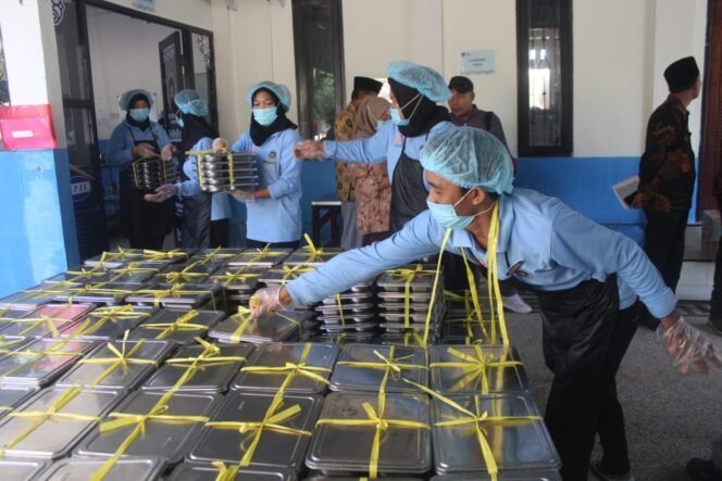 
					Kawal Penyaluran MBG, Babinsa: Makanan Sudah Sesuai Standar Gizi