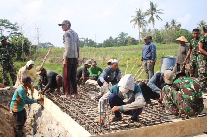 
					Pembangunan Jembatan TMMD ke-125 Kodim 0426/Tulang Bawang Masuki Tahap Pemasangan Besi