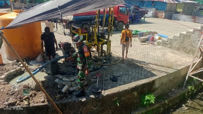 
					Warga Kalabeso Bantu Satgas TMMD Kodim 1607/Sumbawa Dalam Pembuatan Sumur Bor
